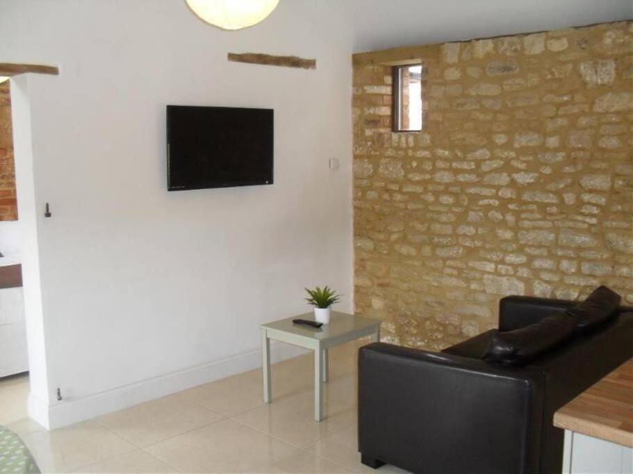 Mole Hole Apartment โทสเตอร์ ภายนอก รูปภาพ